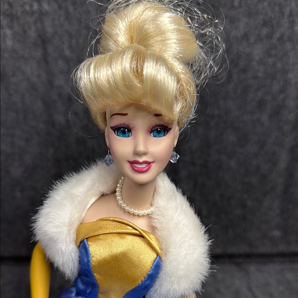 Disney Porcelain Cinderella 2007 Elegant Blue and Gold Doll with Fur Trim - Picture 2 of 9